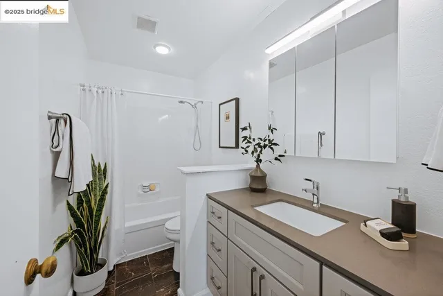 $325,000 | 250 Whitmore Street, Unit 205, Oakland, CA 94611