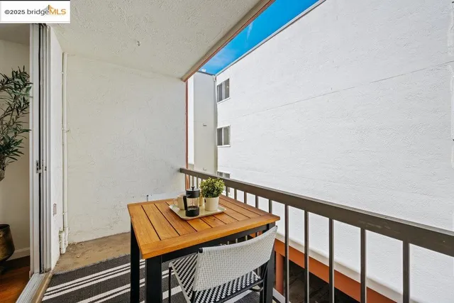 $325,000 | 250 Whitmore Street, Unit 205, Oakland, CA 94611