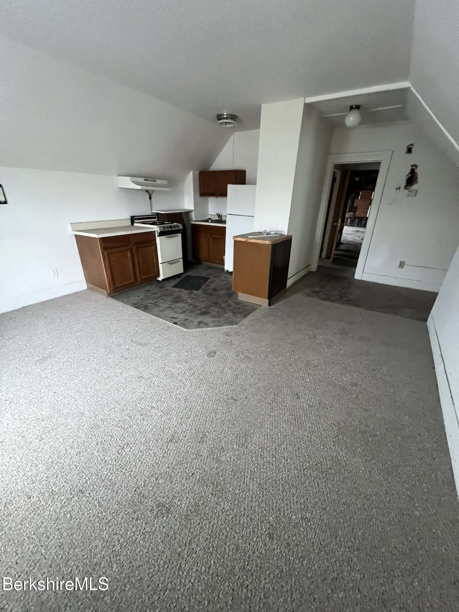 71 Center Street Pittsfield, MA 01201 - Photo 14 of 15 c6b0ce63-e651-4f61-b10b-af311e2837c3