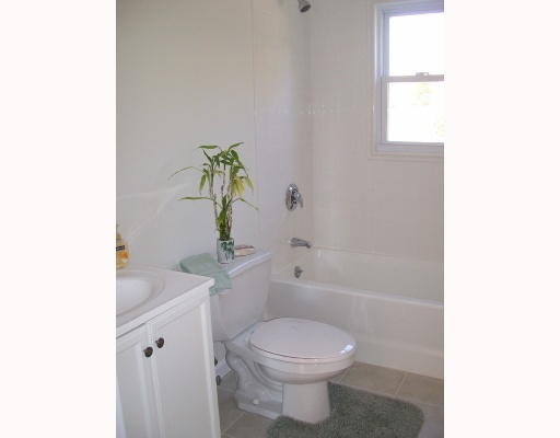 41 Quannacut Road Westerly, RI 02891 - Photo 10 of 12 Bathroom.
