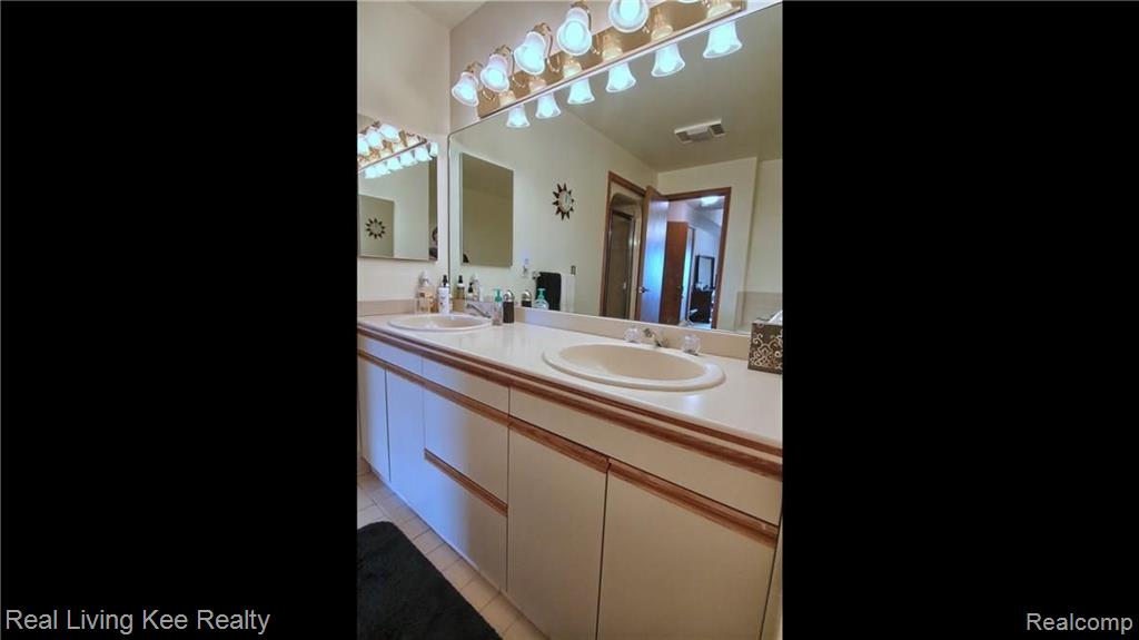 875 Green View Court, Unit 64 Rochester Hills, MI 48307 - Photo 18 of 31