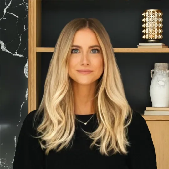 Kyla Cakarnis, Agent in  - Compass