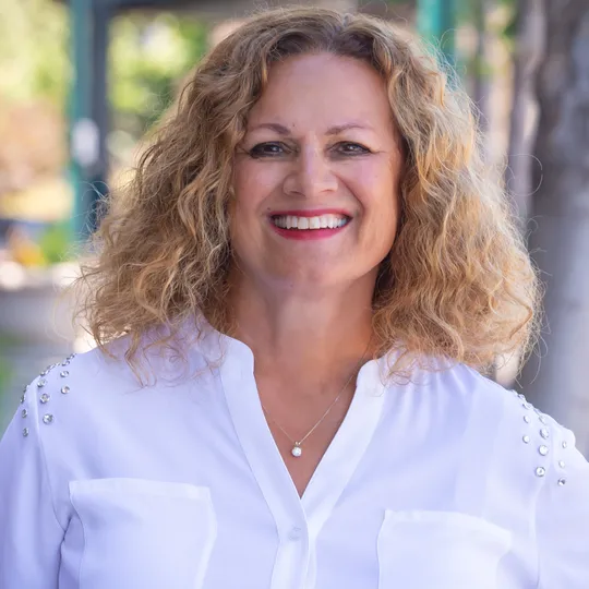 Janice Habluetzel, Agent in  - Compass