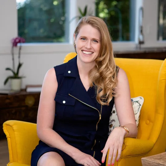 Kaci Mckenzie, Agent in  - Compass