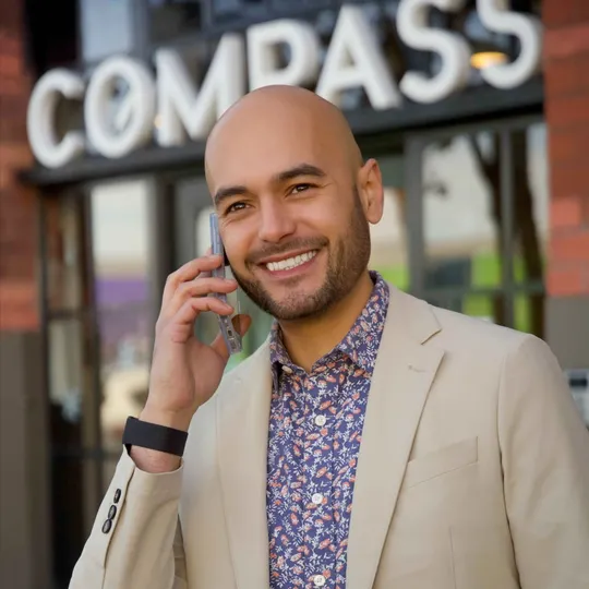 Paulo Serna, Agent in  - Compass