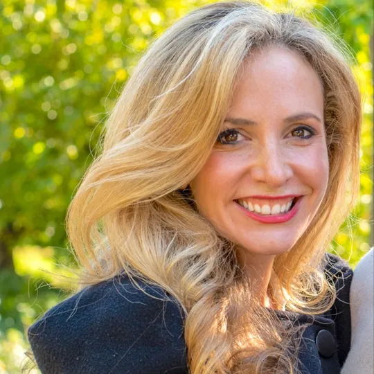 Stephanie Munves, Agent in  - Compass