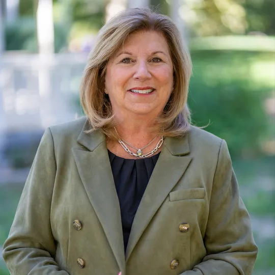 Holly Henkel, Agent in  - Compass