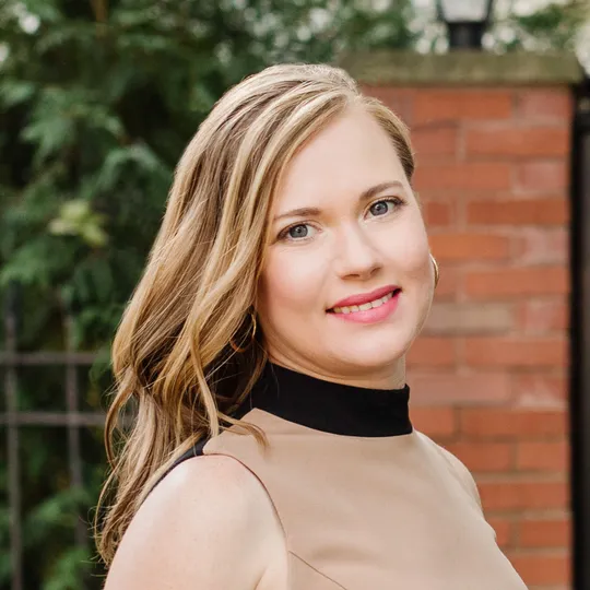 Adele Lang, Agent in  - Compass