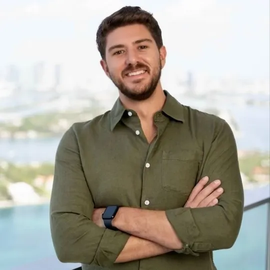 Julian Fernandez, Agent in  - Compass