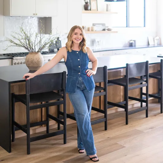 Hannah Montemayor, Agent in  - Compass