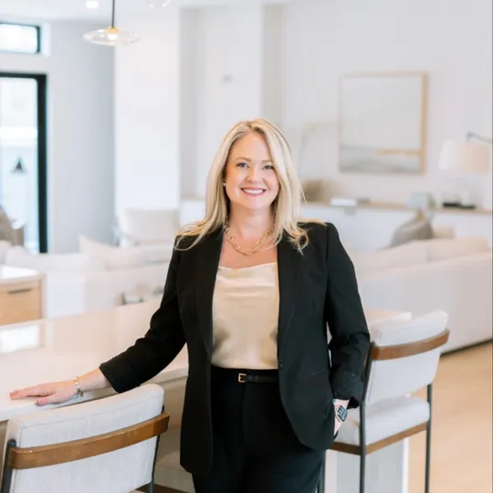 Stephanie Hartman, Agent in  - Compass