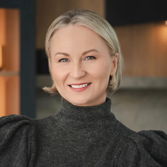 Karol Maki, Agent in  - Compass