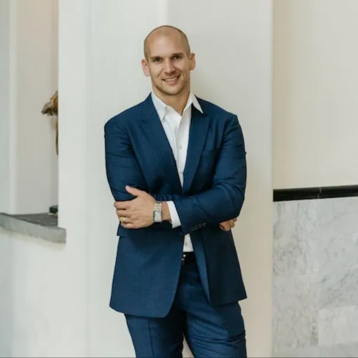 Alex Kaliniak, Agent in  - Compass