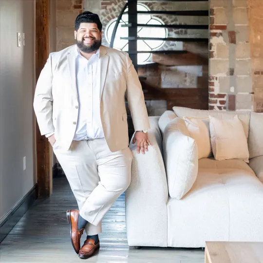 Justen Davila, Agent in  - Compass