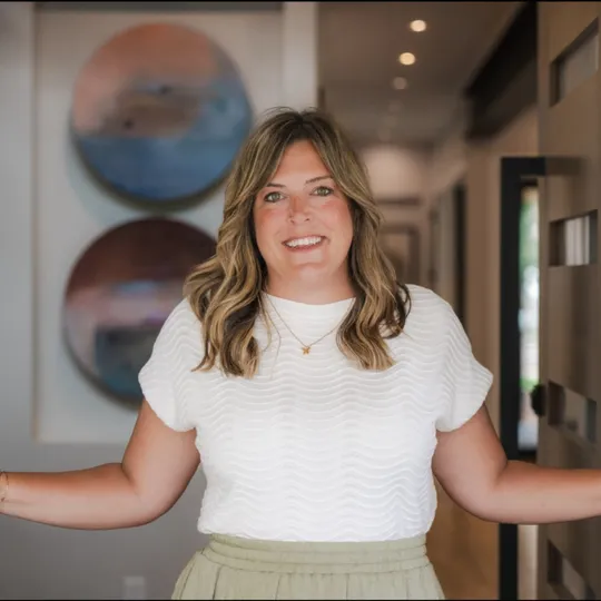 Christina Perry, Agent in  - Compass