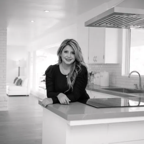 Claudia Urbina, Agent in  - Compass