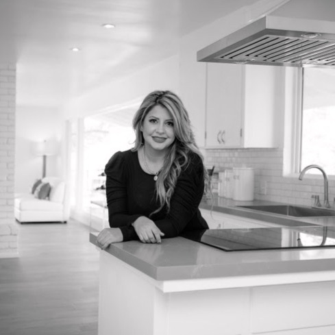 Headshot of Claudia Urbina