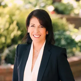 Lisa Minuto, Agent in  - Compass