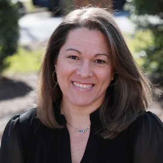 Lizi Cruz, Agent in  - Compass