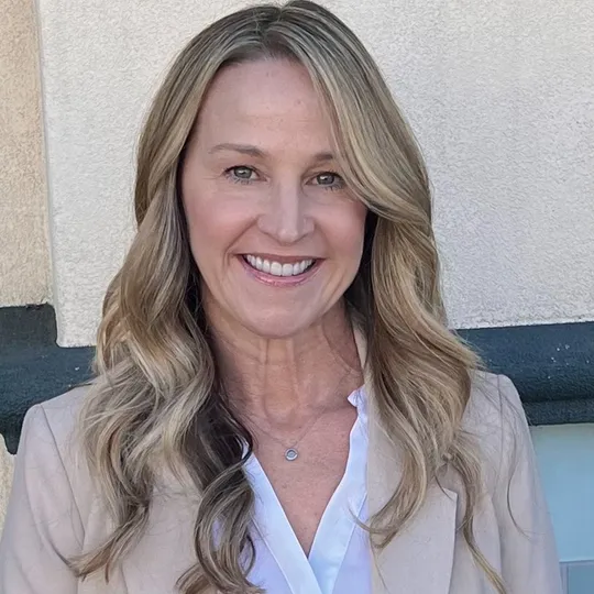 Julie Caires, Agent in  - Compass