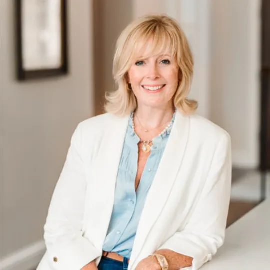 Kristin Vivian, Agent in  - Compass