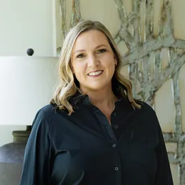 Courtney Laxton, Agent in  - Compass