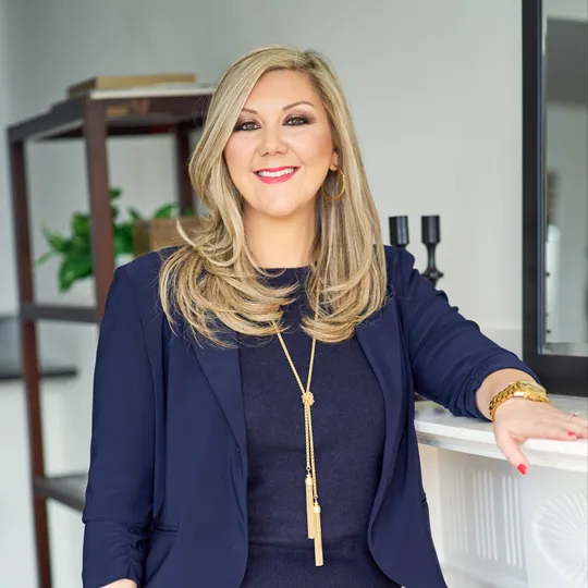 Lara Shuqom, Agent in  - Compass