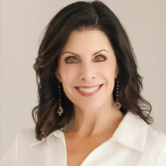 Julie Mollo, Agent in  - Compass