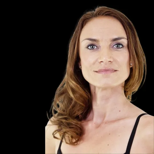 Petra Szalai, Agent in  - Compass