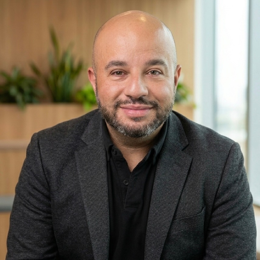 Headshot of Carlos Manuel