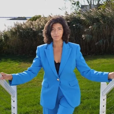 Djida Oppenheim, Agent in  - Compass