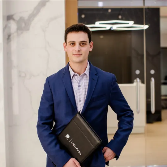 Julian Weinstein, Agent in  - Compass