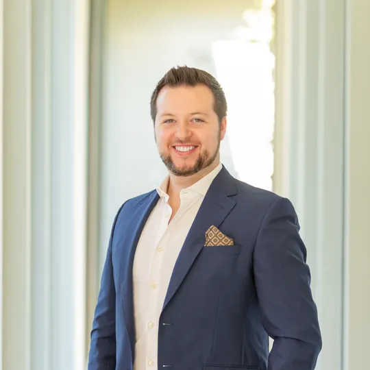 Dustin Weiss, Agent in  - Compass