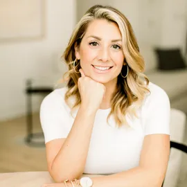 Vanessa Faulk, Agent in  - Compass