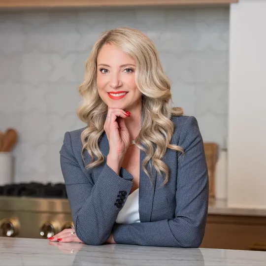 Lisa Falco, Agent in  - Compass