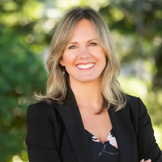 Tina Neuhausel, Agent in  - Compass