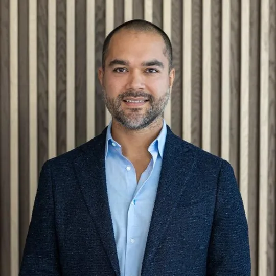 Lucas Gomez, Agent in  - Compass