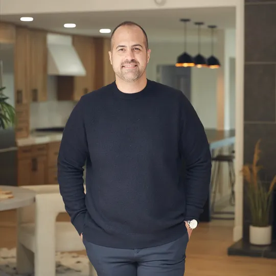 Julian Hakim, Agent in  - Compass