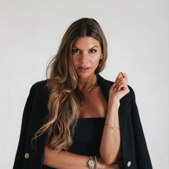 Ria Rossi, Agent in  - Compass