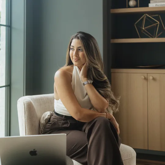 Stefany Araujo, Agent in  - Compass