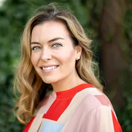 Stefanie Carr, Agent in  - Compass