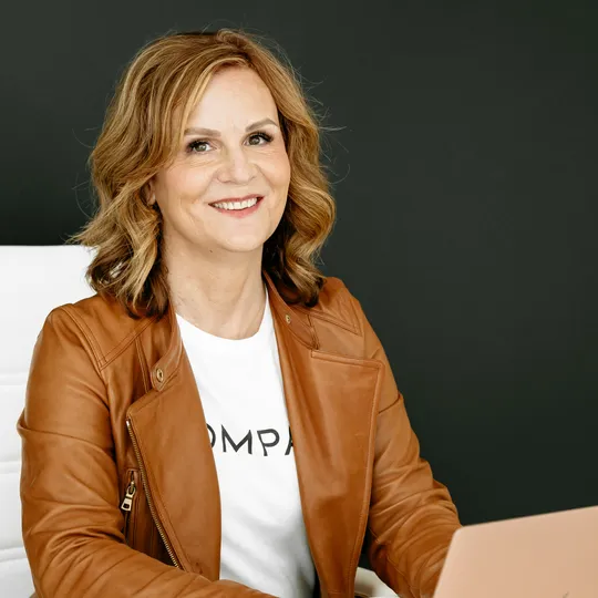 Cassy Stahl, Agent in  - Compass