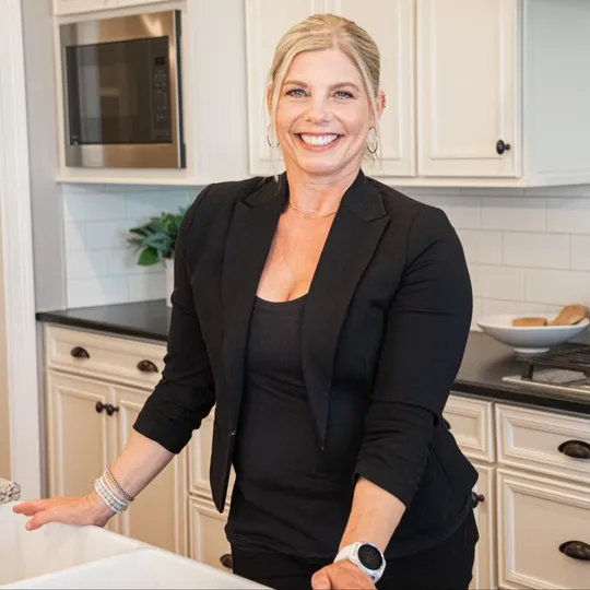 Kristi Goldstein, Agent in  - Compass