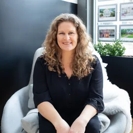 Dani Adams, Agent in  - Compass