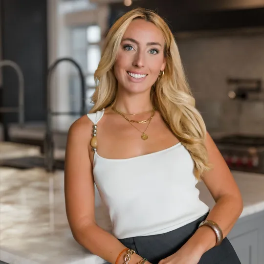 Danielle Schramm, Agent in  - Compass