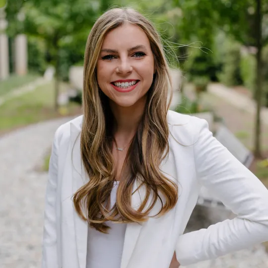 Laura Guld, Agent in  - Compass