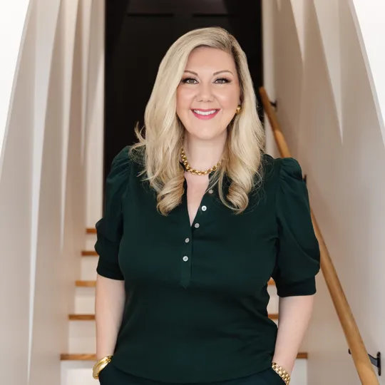 Lara Shuqom, Agent in  - Compass