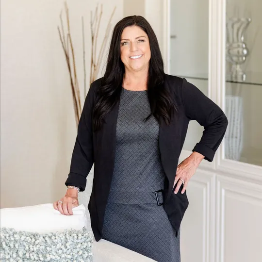 Lisa Belasco, Agent in  - Compass