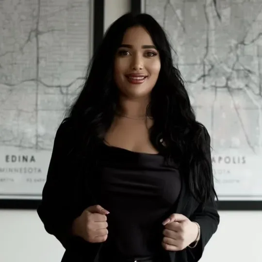 Chloe Crosby, Agent in  - Compass