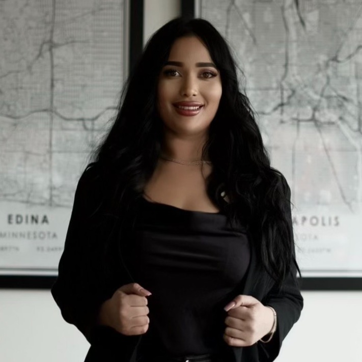 Headshot of Chloe Crosby